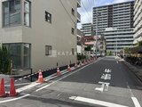 パークアクシス品川シーサイド 建物前の街路に面した外観と周辺環境の様子