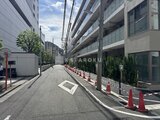 パークアクシス品川シーサイド 建物前の開放的なアプローチ道路と緑を配した街並み