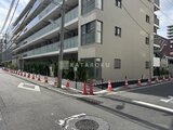 パークアクシス品川シーサイド 前面道路から見た建物の外観と整備された敷地周辺の様子