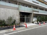 パークアクシス品川シーサイド 前面道路から見た建物エントランス付近の外観