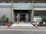 パークアクシス品川シーサイド 黒いキャノピー付きの開放的なエントランスアプローチ