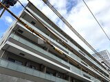 パークアクシス品川シーサイド 明るい日中の空を背景にした、モダンなデザインの集合住宅外観