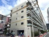 パークアクシス品川シーサイド 街路から見た白を基調としたバルコニー付きの中層マンション