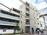 パークアクシス品川シーサイド 前面道路から見た白を基調とした建物外観と入口付近の様子