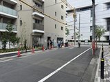 パークアクシス品川シーサイド エントランス前の広場から見た建物と整備された共用部