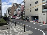 パークアクシス品川シーサイド 前面道路から見た建物と周辺の街並み