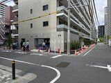 パークアクシス品川シーサイド 建物1階のエントランス周辺から見た外観と前面道路の様子