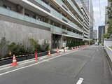 パークアクシス品川シーサイド 建物低層部の開放的なエントランスアプローチと緑化壁面の様子