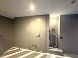 パークアクシス品川シーサイド 明るい照明が灯る共用廊下とエレベーターホールの様子