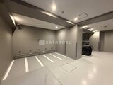 パークアクシス品川シーサイド 駐車スペースと白を基調とした落ち着いた共用部の様子