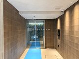 パークアクシス品川シーサイド 淡色タイルと木調パネルで統一された開放的なエレベーターホール