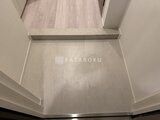 パークアクシス品川シーサイド 玄関から居室へ続く明るいタイル床の廊下