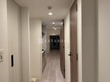パークアクシス品川シーサイド 廊下から見たスタイリッシュな統一感のある室内動線
