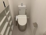 パークアクシス品川シーサイド 温水便座付きトイレと収納棚のある清潔感のあるトイレ空間