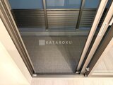 パークアクシス品川シーサイド バルコニーへの出入口、濃色タイルと手すりのある開放的な空間