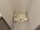 パークアクシス品川シーサイド 天井に埋め込まれた白基調の浴室換気乾燥機