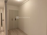 パークアクシス品川シーサイド 明るい寝室に大型の開き戸クローゼットが備わった空間