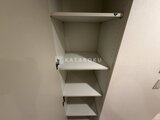 パークアクシス品川シーサイド 収納スペースに備え付けられた可動式の白い棚板
