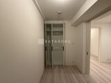 パークアクシス品川シーサイド ミラー扉のウォークインクローゼット付きの広めの洋室