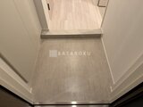 パークアクシス品川シーサイド 明るい玄関から洋室へ続く廊下と床材の様子