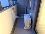 パークアクシス品川シーサイド 洗濯機と乾燥機が並ぶ、採光の良いユーティリティスペース