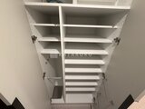 パークアクシス品川シーサイド 収納力たっぷりの白系可動棚が備わった物置スペース
