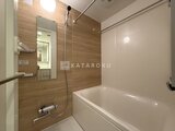 パークアクシス品川シーサイド 木目調パネルと白いバスタブの落ち着いた浴室空間