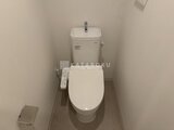 パークアクシス品川シーサイド ウォシュレット付きトイレと落ち着いた色合いの清潔な空間