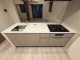 パークアクシス品川シーサイド 白を基調とした対面キッチンと広いカウンター空間の様子
