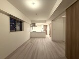 パークアクシス品川シーサイド 明るい開放的なリビングダイニングと対面キッチンの様子