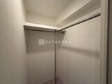 パークアクシス品川シーサイド ハンガーパイプ付きの開放的なウォークインクローゼット