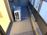 パークアクシス品川シーサイド バルコニーに室外機が置かれたゆとりのある空間