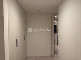 パークアクシス品川シーサイド 建具の多い廊下から見たモダンな玄関ホール