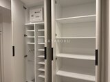 パークアクシス品川シーサイド 白を基調とした広々としたパントリー空間の可動棚