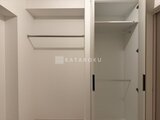 パークアクシス品川シーサイド ハンガーパイプと棚板を備えたクローゼット内部