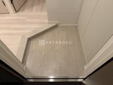 パークアクシス品川シーサイド 玄関から見たフロア、モダンな床材と白い壁がまとめられた空間