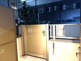 パークアクシス品川シーサイド 明るい照明のモデルルーム内に設置された浴室入口の様子