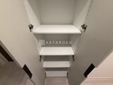 パークアクシス品川シーサイド 白い棚板が整理された吊り戸棚の収納スペース