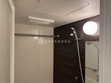 パークアクシス品川シーサイド 物干しバーと木目調の壁がある浴室