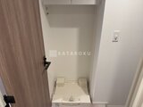 パークアクシス品川シーサイド 上に棚のある洗濯機置き場
