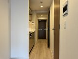 パークアクシス品川シーサイド 居室側から見た玄関へ続く廊下とキッチン