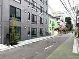 Aglaia 千石 Deux 前面道路から見たモダンなグレータイル張りの建物外観