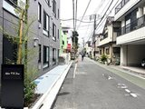 Aglaia 千石 Deux 前面道路から見た建物外観と周辺の落ち着いた街並み