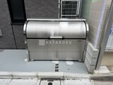 Aglaia 千石 Deux 玄関前に設置されたステンレス製のゴミ置き場