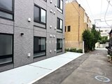 Aglaia 千石 Deux モダンな外観の建物と開放的なアプローチスペースの様子