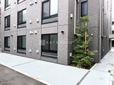 Aglaia 千石 Deux 落ち着いたグレー基調の外観とグリーンが調和したエントランス周