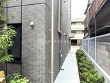 Aglaia 千石 Deux 側面の通路に緑を配した建物外観