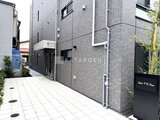 Aglaia 千石 Deux モダンなタイル張りの外壁と白く清潔感のあるスペースが広が