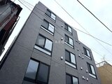 Aglaia 千石 Deux 濃いめのタイル貼りで落ち着いた印象の建物外観