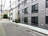 Aglaia 千石 Deux 建物側面から見たモダンな外観と整備された駐車スペース
